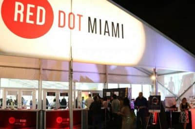 Bild des Eingangs der Red Dot Ausstellung in Miami.