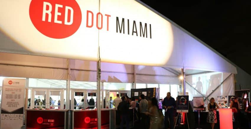 Bild des Eingangs der Red Dot Ausstellung in Miami.